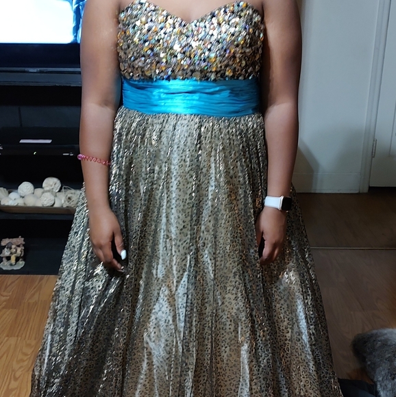 Formal dress - Picture 3 of 3